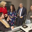 Imanol Arias (en el centro) durante la grabación del episodio de 'Cuéntame...' dedicado a 'Un, dos, tres...'.-RTVE
