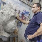 Saiz Manrique observa una de las dos esculturas de hormigón que incluye la muestra.-Santi Otero
