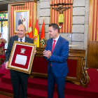 José Manuel López Gómez recibe el reconocimiento de manos el alcalde de Burgos, Daniel de la Rosa. TOMÁS ALONSO