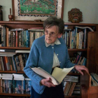 Elizabeth Hawley, en su casa de Katmandú.-AFP / BIKASH KARKI