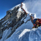 El atasco del Everest.-AFP