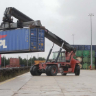 Una máquina mueve uno de los grandes contenedores que salen por ferrocarril desde el Puerto Seco de Burgos. / RAÚL G. OCHOA
