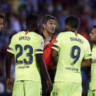 Umtiti, Suárez y Jordi Alba protestan a Undiano Mallenco en el Leganés-Barça.-AP / MANU FERNÁNDEZ