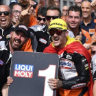 El valenciano Aron Canet (KTM) celebra hoy, en Motorland, con todo su equipo su tremenda victoria en Moto3.-AP 7 JOSÉ BRETON