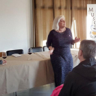 El vino, protagonista de la tarde con  Pilar Cruces (dch.) y la guía del museo, Marta Castillo (izq).-ECB