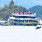 Imagen del hundimiento del barco 'El Almirante', en Guatapé (Colombia).-