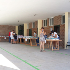 Padres de alumnos del colegio de Villasana de Mena recogiendo ayer los libros de texto para el curso 2021-2022. ECB