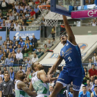 Sebas Saiz machaca el aro del Joventut, ayer.-RAÚL OCHOA