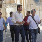 El secretario general del PSOE de Castilla y León y portavoz del Grupo Parlamentario, Luis Tudanca, trata la política cultural y turística de la Junta de Castilla y León, junto con el secretario de Cultura de la Ejecutiva Autonómica, Juan Velasco-Ical