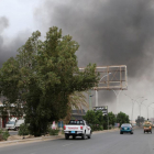 Columnas de humo tras la explosión de un coche durante los enfrentamientos entre los separatistas yemenís y las tropas del Gobierno de Hadi, en Adén, el 31 de enero.-REUTERS / FAWAZ SALMAN