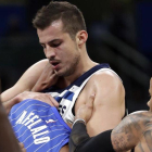 Momento de la pelea entre  Nemanja Bjelica y Affalo.-JOHN RAOUX