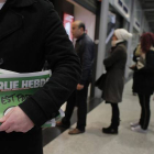 Colas en un quiosco de París para comprar el número especial de 'Charlie Hebdo'.-Foto: AP / CHRISTOPHE ENA