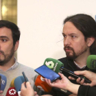 Alberto Garzón y Pablo Iglesias, en una reunión el pasado mes de diciembre.-DAVID CASTRO