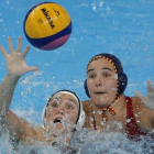 Aria Fischer jugadora de Estados Unidos y Paula Leiton de España de waterpolo en los Campeonatos del mundo en Corea-AP / LEE JIN-MAN