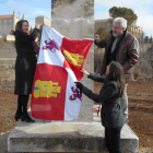 García Cirac (izq) en Caleruega, junto a la alcaldesa Lidia Arribas y el procurador regional, José Ignacio Delgado.-ICAL