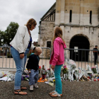 Una madre y sus hijos dejan flores ante la iglesia de Saint-Etienne-du-Rouvray.-CHARLY TRIBALLEAU / AFP