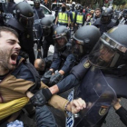 Cargas policiales durante la jornada del 1-O.-JORDI COTRINA