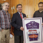 Íñigo Cuesta hizo entrega a César Rico del maillot conmemorativo de la décima edición de la marcha-Santi Otero