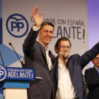 El presidente del Gobierno, Mariano Rajoy, y el presidente del PPC, Xavier García Albiol, en la clausura del congreso de los populares catalanes.-ACN / PATRICIA MATEOS