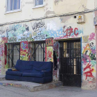 Pintadas en un bajo en la zona del bulevar ferroviario.-SERGIO ISAR