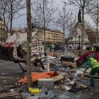 Empleados municipales limpian la plaza de la República después de que los gendarmes evacuaran a los indignados, este lunes, en París.-EFE / IAN LANGSDON