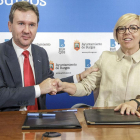 Lacalle y Delgado se estrechan la mano tras la firma del convenio.-SANTI OTERO