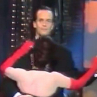 Miguel Bosé y Loles León, bailando en el Florida Park del parque del Retiro, Madrid, 1990.-