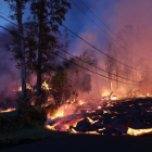 La lava del Kilauea avanza por los barrios residenciales de la Isla de Hawái.-/ MARIO TAMA (AFP)