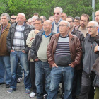 Los trabajadores de Montefibre, reunidos a la puerta de la fábrica-E. M.