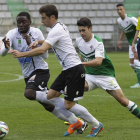 Llorente y Moke tratan de llevarse en balón en presencia de un jugador del Racing de Ferrol-Jorge Meis - Diario de Ferrol
