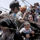 Refugiados sirios esperan cruzar desde su país la frontera que les separa de Turquía  cerca de Akcakale en la provincia de Sanliurfa.-EFE / SEDAT SUNA