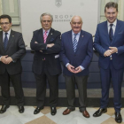 Las autoridades junto con los homenajeados.-SANTI OTERO