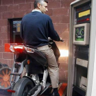 Una moto hace una de las pruebas de la ITV.-Archivo