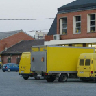 Correos hace uso de este pabellón, junto a la antigua estación, desde su construcción en 1965.-ISRAEL L. MURILLO