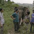 Leonardo DiCaprio, con Farwiza Farhan y Rudi Putrae, en Indonesia, en la grabación del documental 'Before the flood'.-RatPac Documentary Films / National Geographic Channels
