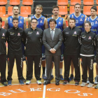El San Pablo Inmobiliaria posó ayer para la foto oficial, sin Casadevall y con las incorporaciones del técnico Fran Hernández y del pívot Christian Behrens.-ISRAEL L. MURILLO