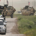 Convoy de fuerzas kurdas y de EEUU en Darbasiya, junto a la frontera entre Siria y Turquía.-REUTERS / RODI SAID