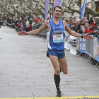 Dani Arce entra victoria en la meta del Cross de San Lesmes.-RAÚL G. OCHOA
