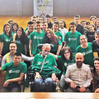 Foto de familia de los implicados en la iniciativa de los alumnos de 4º de ESO del Blanca de Castilla.-ECB