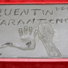 La placa con las huellas de Tarantino. La suela del zapato lleva inscrita la expresión 'Fuck u' (en castellano, que os jodan).-Rich Fury / AP / RICHARD FURY