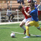 Taborda protege un balón ante un jugador del Zamora en el choque de ayer en San Amaro-Raúl G. Ochoa
