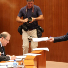Debate de investidura del candidato a la Junta de Castilla y León. En la imagen el candidato de Podemos, Pablo Fernández, entrega su programa a Juan Vicente Herrera-Ical