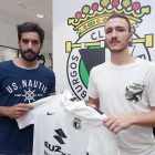 Julio Rico (izquierda) posa junto a Agus Alonso con la camiseta del Burgos CF.-RAÚL G. OCHOA