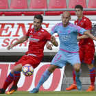 Javi Hervás pugna por un balón con un centrocampista del Numancia en el duelo de ayer en Los Pajaritos-LALIGA.ES