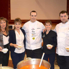 La alcaldesa, Montserrat Ibáñez (izquierda) junto a los cocineros participantes.-R. F.