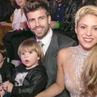 Shakira y Piqué, junto a sus hijos Milan y Sasha, el pasado día 1 por la noche, en Barcelona.-