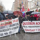 Un grupo de pensionistas amparado por los dos sindicatos mayoritarios se concentra a las puertas de la Subdelegación del Gobierno en Burgos.-SANTI OTERO