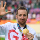 Bradley wiggins muestra el oro logrado en Río, el quinto en su palmarés olímpico.-AFP / ERIC FEFERBERG