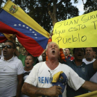 Ciudadanos venezolanos apoyan al presidente interino Juan Guaidó.-AP