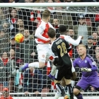 Danny Welbeck remata de cabeza el gol que dio la victoria al Arsenal ante el Leicester en el minuto 94.-GERRY PENNY